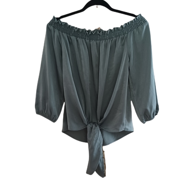 Top Off the Shoulder - Picture 3 of 12